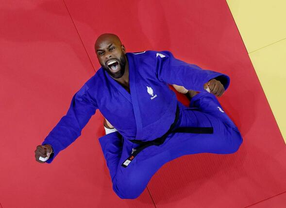 柔道男子１００キロ超級で優勝し、雄たけびを上げるフランスのリネール。地元の大声援を浴びながら喜びを爆発させた＝パリ（共同）