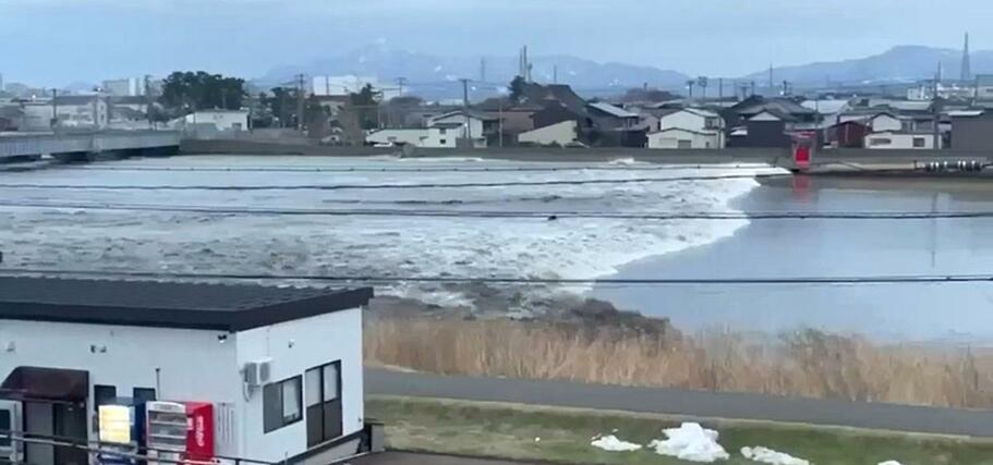 直江津橋付近の関川を遡上（そじょう）する津波＝１月１日、上越市（読者提供動画からキャプチャー）