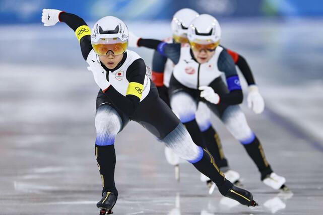 女子団体追い抜き３位決定戦　スタートする高木美帆（手前）ら日本。銅メダルを獲得した＝ミラノ（共同）