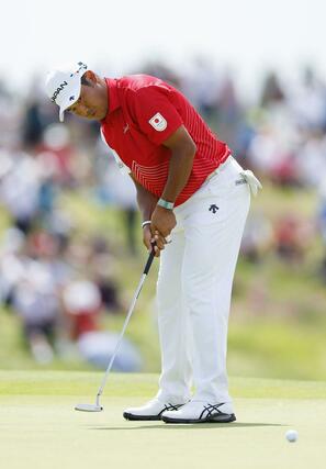 男子　最終ラウンド、１０番でバーディーパットを決める松山英樹＝パリ郊外（共同）