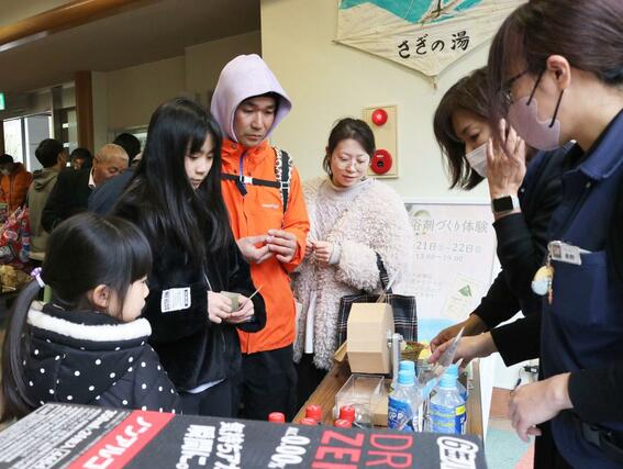 ガラポン抽選会を楽しむ家族連れ=12月1日、三条市矢田