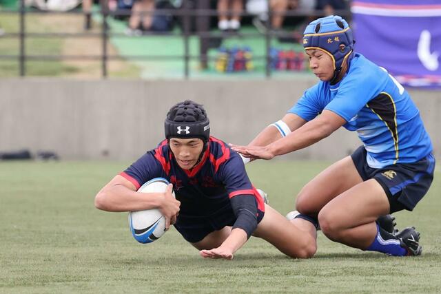 ラグビー決勝 開志国際-北越 前半14分、開志国際のSO原田翔太郎がトライを決めて10-0=長岡ニュータウン運動公園