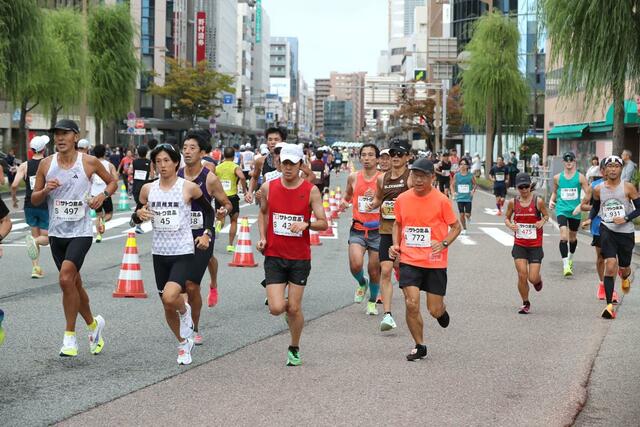 新潟市中心部を駆け抜ける新潟シティマラソンのランナーたち=12日、同市中央区