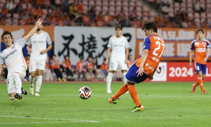 後半、ＦＷ長倉幹樹がゴールを決め５－０。この日４点目＝デンカビッグスワン