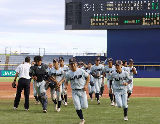新潟明訓－帝京長岡　帝京長岡に勝利した新潟明訓ナイン＝エコスタ