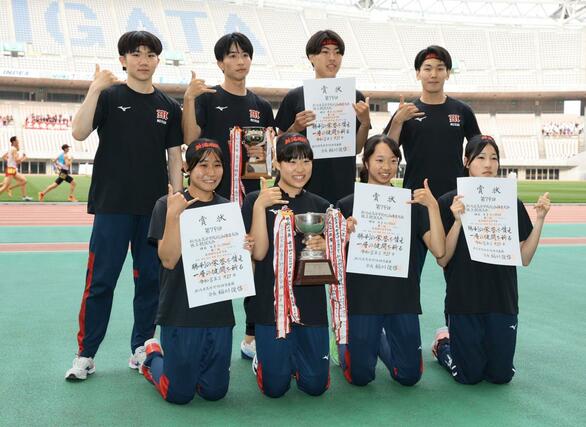 400メートルリレーで男女ともに優勝した新潟明訓=デンカビッグスワン