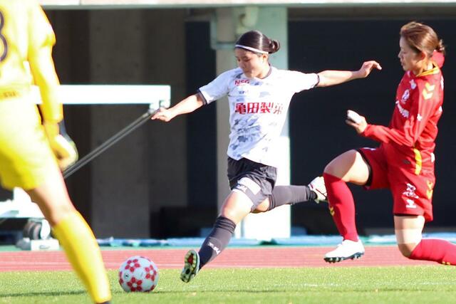 INAC神戸-新潟L 後半、攻め上がる新潟LのMF山本結菜=三木総合防災公園陸上競技場(新潟L提供)