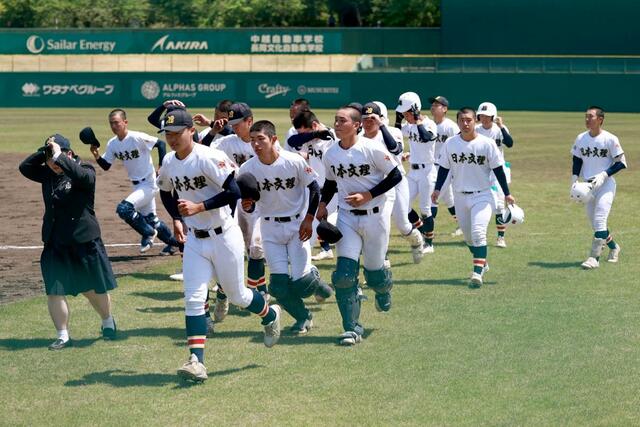 加茂暁星－日本文理　４－０で敗れ、悔しい表情を浮かべてベンチに戻る日本文理の選手たち＝悠久山球場