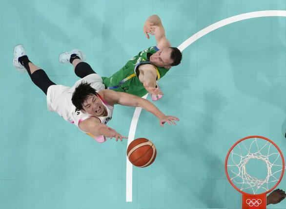 日本－ブラジル　第２クオーター、シュートを放つ比江島＝リール（共同）