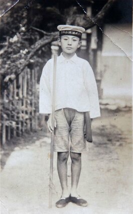 小学５年生（当時は国民学校）の時の榎並秀栄さん。海洋少年団の制服を着ている＝１９４２年撮影