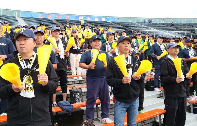 声援を送る帝京長岡高校の保護者ら=富山市民球場