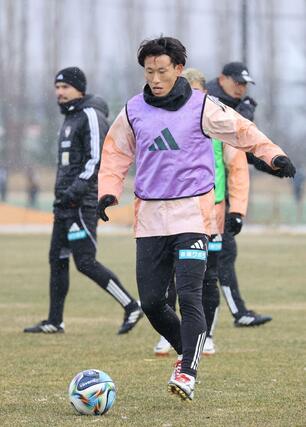 奈良戦に向けて練習するＭＦ新井泰貴＝聖籠町