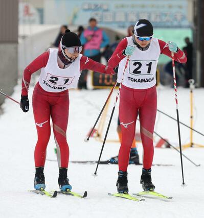女子リレー　十日町の１走今成結菜（左）から２走福原優香（右）にリレー＝十日町市