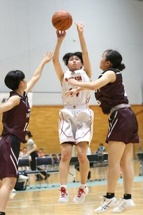 女子１回戦　新潟中央－長崎西　第１クオーター、シュートを放つ新潟中央の田中愛実＝福岡県立スポーツ科学情報センター