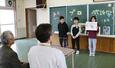 お世話になった人たちを前に、学習の成果を披露する行谷小の児童＝佐渡市新穂正明寺