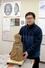　複製された神像を見せる大分県立歴史博物館研究員の井大樹さん＝３月、大分県宇佐市