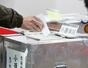 　２月の衆院選で小選挙区の投票をする有権者＝東京都内