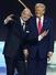 　サッカーＷ杯北中米３カ国大会の組み合わせ抽選会で、トランプ米大統領（右）と自撮りするＦＩＦＡのインファンティノ会長＝２０２５年１２月、米ワシントン（共同）
