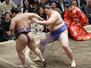 大の里（右）が寄り切りで翔猿を破る＝両国国技館