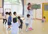 歓声を上げながらボール遊びを夢中で楽しむ園児＝新潟市西区内野上新町