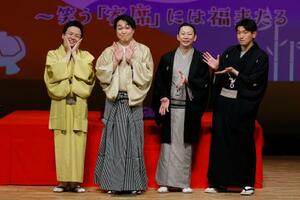 「公推協杯 全国若手落語家選手権」本選を終えた(左から)三遊亭ぐんまさん、大賞の笑福亭茶光さん、春風亭朝枝さん、柳家小ふねさん=22日夜、東京都中野区