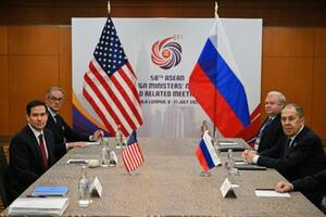 10日、マレーシア・クアラルンプールで会談したロシアのラブロフ外相(右手前)とルビオ米国務長官(左手前)(AP=共同)