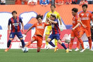 FC東京-新潟 前半、ゴール前でボールを奪いにいく新潟の選手たち=味スタ(写真映像部・芳本卓也)