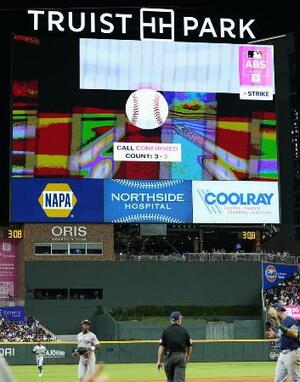 米大リーグのオールスター戦で電光掲示板に示された「ロボット審判」の判定=2024年7月、アトランタ