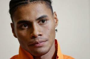 インタビューに答える中島佑気ジョセフ=10月10日、東京都港区