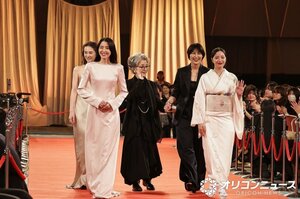 北川景子、倍賞千恵子、広瀬すず、松たか子と共にレッドカーペットに登場したドレス姿の長澤まさみ