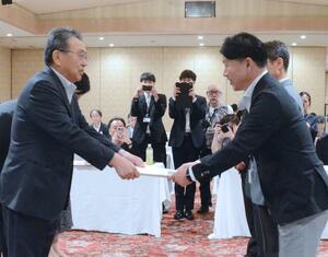 国の担当者に要望書を渡す整備促進連絡協議会会長の関口芳史・十日町市長（左）＝南魚沼市坂戸