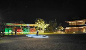 ライトアップされた蔵春閣やSL機関車=新発田市諏訪町