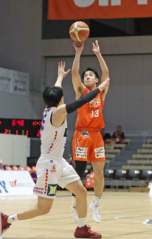 新潟-青森 第2クオーター、永野威旺が3点シュートを決め、33-26=アオーレ長岡(長岡支社・中里一也)