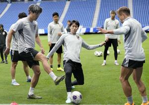 サッカーW杯アジア最終予選のインドネシア戦に向け、最終調整する鎌田(中央)ら=パナソニックスタジアム吹田