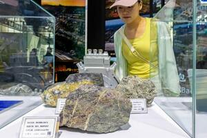 中国の博覧会で展示されたレアアースを含んだ鉱石=8月、中国内モンゴル自治区フフホト(共同)