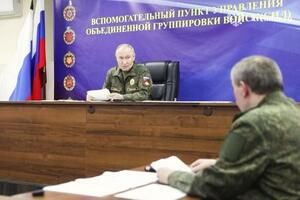 ロシア大統領府が10月26日に公開したゲラシモフ参謀総長(手前)とプーチン大統領が参加した会合(ロシア大統領府提供・タス=共同)