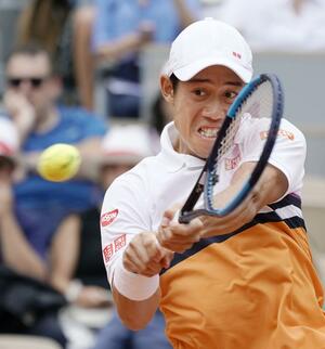 ２０１９年６月、全仏オープン男子シングルス準々決勝でラファエル・ナダルと対戦する錦織圭＝パリ（共同）