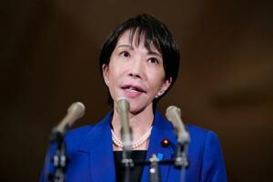 ウクライナ支援の有志国連合の首脳会合にオンライン参加し、記者団の取材に応じる高市首相=24日夜、首相公邸