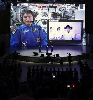 国際宇宙ステーションと大阪・関西万博会場を生中継でつなぐイベントで、スクリーンに登場した大西卓哉宇宙飛行士=10日午後、大阪市此花区の夢洲