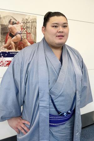 大相撲パリ公演を終えて帰国し、取材に応じる大の里=18日、羽田空港