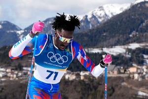 　男子距離複合の後半フリーで力走するハイチのステベンソン・サバル＝テーゼロ（共同）