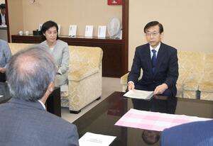 新設する博士課程の構想を花角英世知事に説明する県立大の若杉隆平学長(右)=9日、県庁