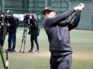 打撃練習で汗を流す楽天・村林=楽天モバイル最強パーク宮城