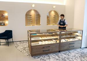 吉田金属工業が本社内にオープンした直営店=燕市
