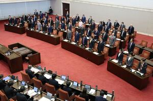 一般会計補正予算案などを可決した9月定例会最終日の本会議=10月15日、県議会
