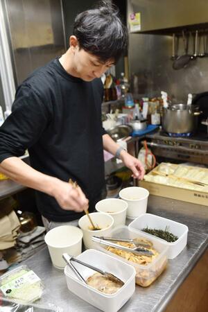 こどもみらい食堂の調理室で油そばを作る岡雅俊さん=長岡市学校町1