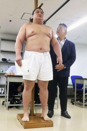 新弟子検査で身長を測るバトツェツェゲ・オチルサイハン=5日、東京・両国国技館