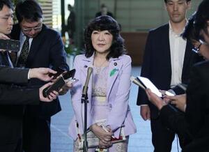 　高市早苗首相と面会後、記者団の取材に応じる片山さつき財務相＝４月２０日、首相官邸