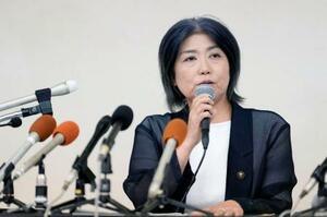記者会見で続投を表明した静岡県伊東市の田久保真紀市長=7月31日、伊東市役所