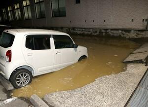 新潟西郵便局の駐車場で発生した液状化現象とみられる被害＝１月１日、新潟市西区